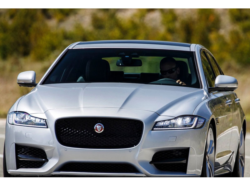 2016-Jaguar-XF-Review-26