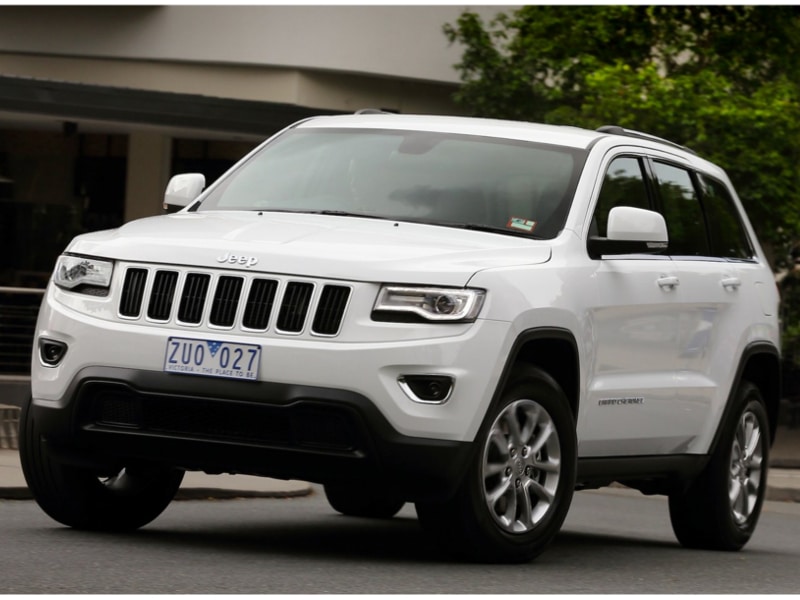 Jeep-Grand-Cherokee-Laredo-town-cornering