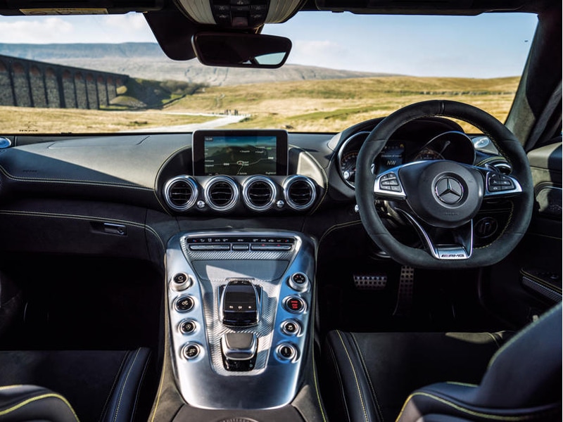 mercedes-amg-gt-s-dashboard